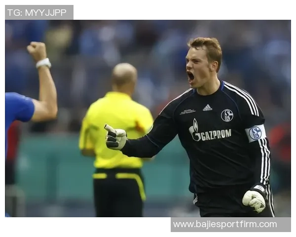 拉基蒂奇与诺伊尔阿萨莫阿合影穆勒赞叹组合实力强大